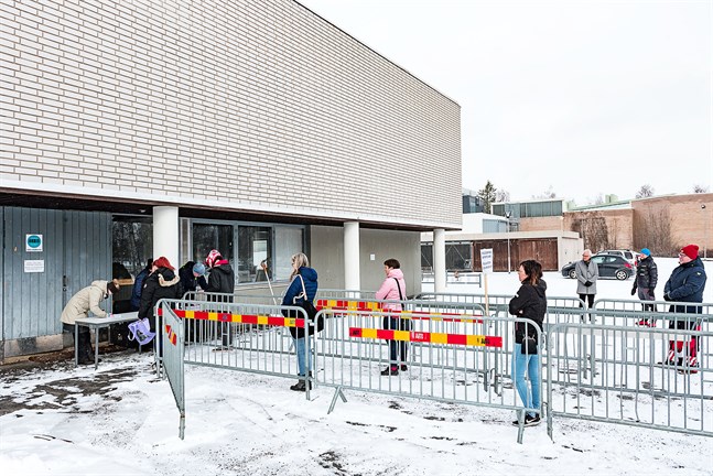 Blir det igen distansundervisning och matutdelning vid Oxhamns i Jakobstad nästa vecka? Eller får eleverna återvända till skolan?