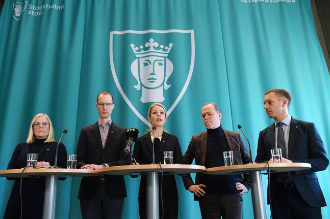 Karin Ernlund (C), Jan Jönsson (L), Anna König Jerlmyr (M), Daniel Helldén (MP) och Erik Slottner (KD), vid en tidigare pressträff då Stockholms stads grönblåa majoritet informerade om coronaläget i Stockholm. Arkivbild.