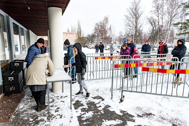 Så här såg det ut vid Rådmans i Jakobstad då stadens matutdelning drog i gång i början av april.