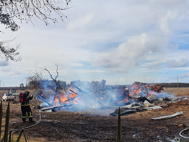 Förrådet totalförstördes i branden.