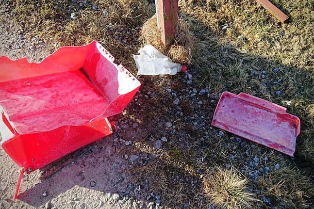 Den här postlådan i Petalax blev förstörd, sannolikt sprängd, för två veckor sedan. Intill hittades rester av en platsflaska.