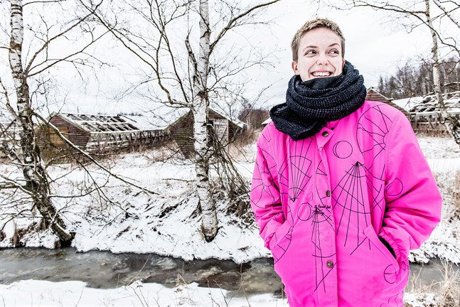 Regnbågsankans nya verksamhetsledare Lina Bonde växte upp i Nykarleby och har lekt en del på farmer som barn. Nu bor hon tillfälligt i staden igen.