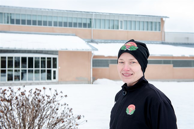IK Kronans ordförande och gymnasternas tränare Linda Karlström får nu nöja sig med att betrakta idrottshallen från utsidan. Den är stängd tillsvidare.