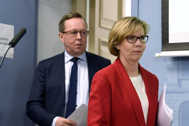 Näringsminister Mika Lintilä och justitieminister Anna-Maja Henriksson deltar i dagens presskonferens.