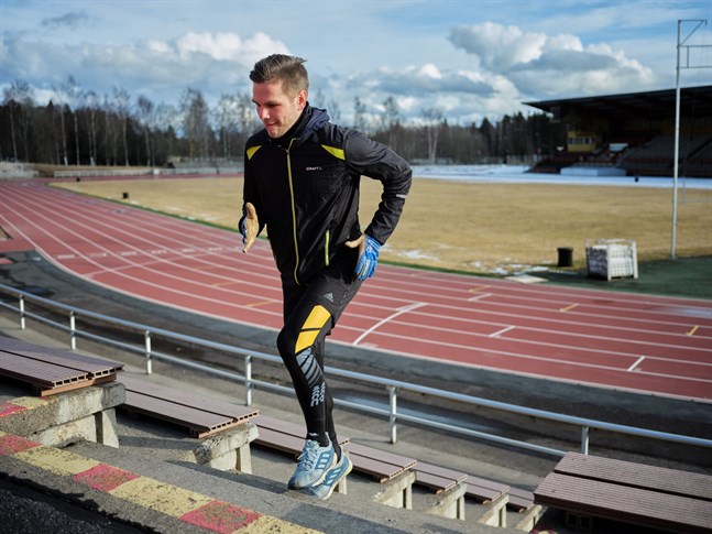 Sebastian Strandvall tränar på egen hand under coronapandemin.