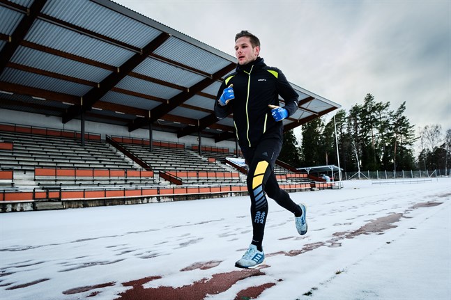 Sebastian Strandvall tränar på egen hand i coronatider. I det här träningspasset är det hopp, intervaller och löpning på agendan.