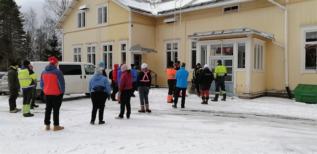 Frivilliga samlades vid Rödsö skola förra veckan för att hjälpa till med letandet. Arkivfoto.