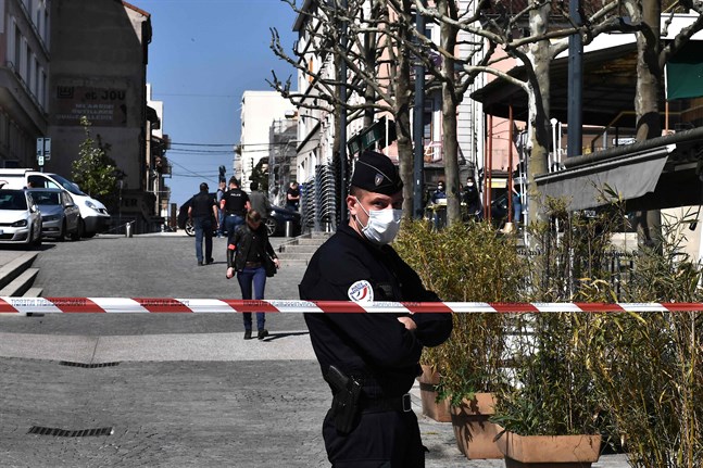En fransk polis vid en avspärrning i Romans-sur-Isère.