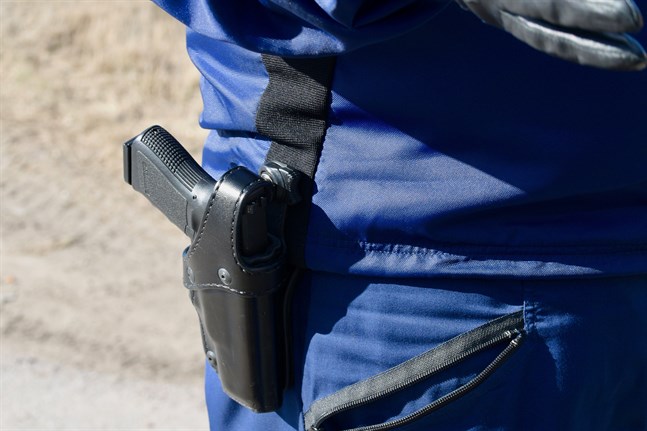 Polisen fortsätter spaningarna av två män som misstänks för mordförsök i Kymmenedalen på lördagen.