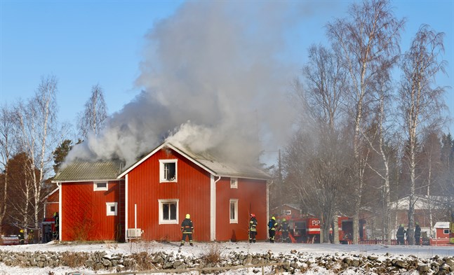 Det brann i taket på huset på Bråddsidted i Björköby när klockan var 9.30 på lördagsmorgonen.