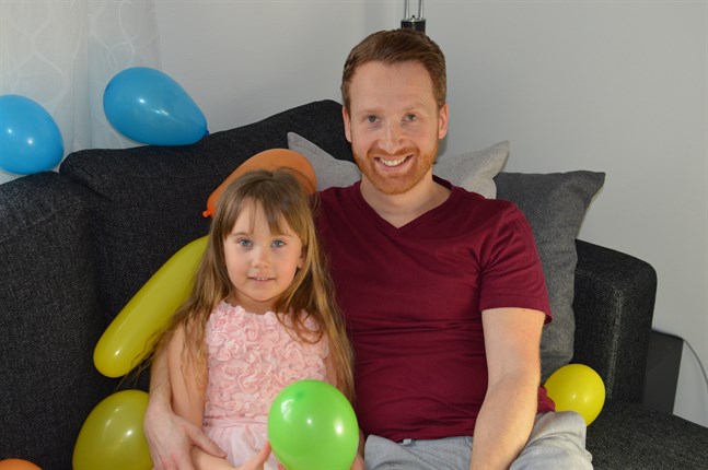 Sandra tillsammans med pappa Kalle i samband med barnkalaset.