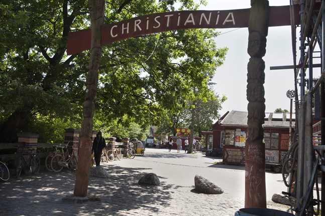 Ingång till Christiania i Köpenhamn, med Pusher Street i bakgrunden.