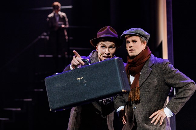 Oiva Nuojua, till vänster, och Ville Seivo gör rollerna i den kontorskomedi som Vasa stadsteater sänder på webben. Bilden är från musikalen "Sugar"..