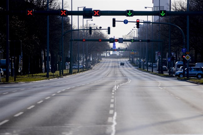 Gatan Heerstrasse som leder ut ur Berlin var nästan tom på söndagen. Inrikesdepartementet vill att restriktionerna i landet ska lättas så snart det är möjligt, enligt ett dokument som Reuters tagit del av.