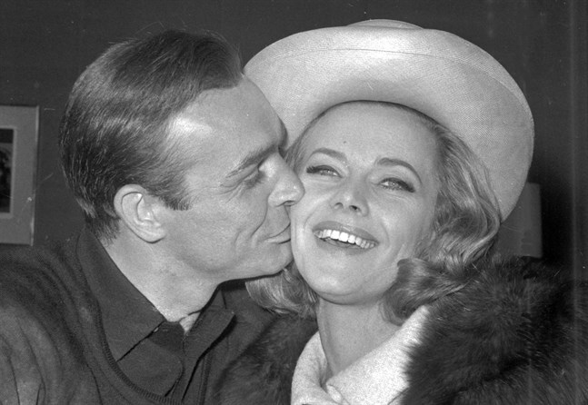 Honor Blackman får en puss av Sean Connery, som spelade mot henne i "Goldfinger". Arkivbild.
