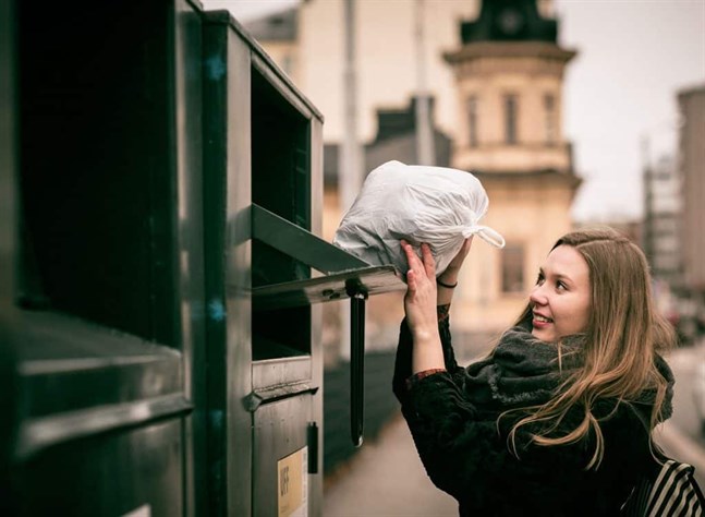 U-landshjälp från Folk till Folk (UFF) ber alla finländare att vänta med att donera sina gamla kläder till återvinning tills coronaepidemin är över.