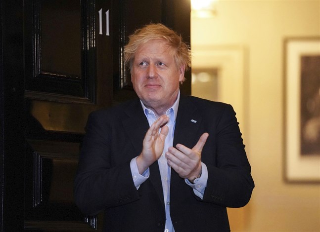 Boris Johnson är sjuk i covid-19. Här är han vid sin bostad den 2 april.
