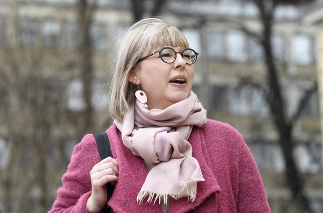 Social- och hälsovårdsminister Aino-Kaisa Pekonen (VF) utlovar en bättre tillgång på skyddsutrustning, men anser att städerna borde ha förberett sig bättre inför pandemin.