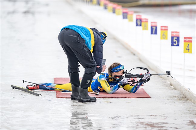 Stina Nilsson instrueras av Jean-Marc Chabloz under ett träningspass i Östersund.
