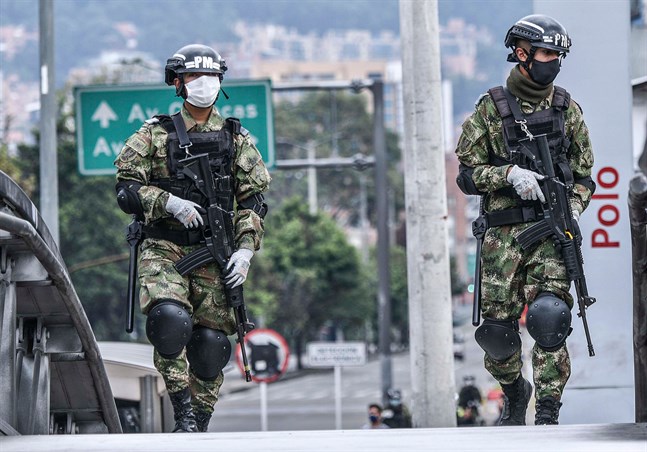 Skribenten befann sig i Colombia när gränserna började stängas. Någon hjälp av Finlands beskickningar fick han inte. - De "maskerade" soldaterna är fotograferade under patrullering på gatorna i Bogota, Colombias huvudstad.
