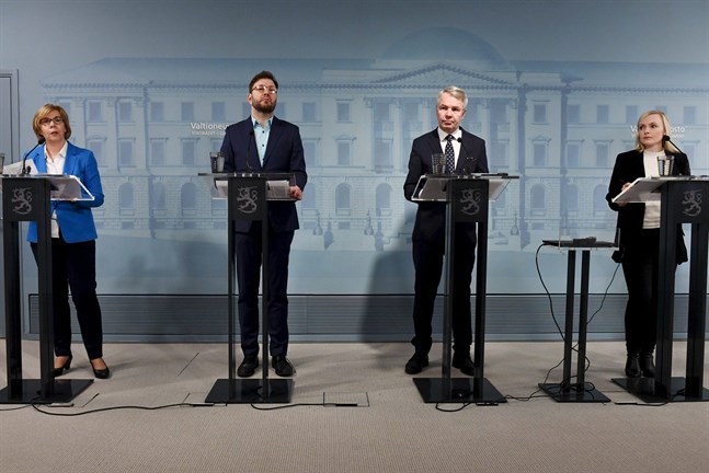 Ministrarna Anna-Maja Henriksson, Timo Harakka, Pekka Haavisto och Maria Ohisalo höll info redan klockan 8 i morse.