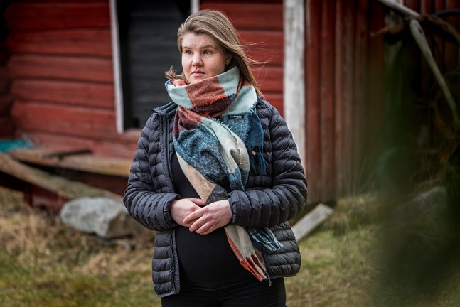 Sara Strand lider av förlossningsrädsla och tycker det känns otryggt att sambon kommer att få vara med enbart inne i förlossningssalen.