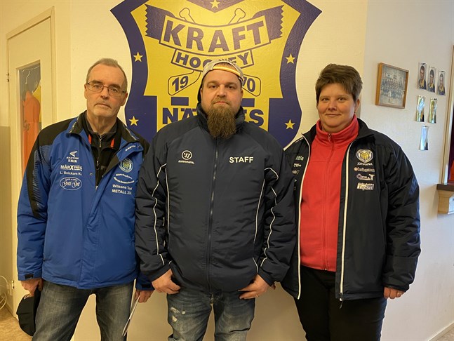 Peetu Koponen, i mitten, är Krafts nya tränare. Till vänster Erik Sund som ingår i föreningens sportgrupp och till höger Krafts ordförande Johanna Smith.
