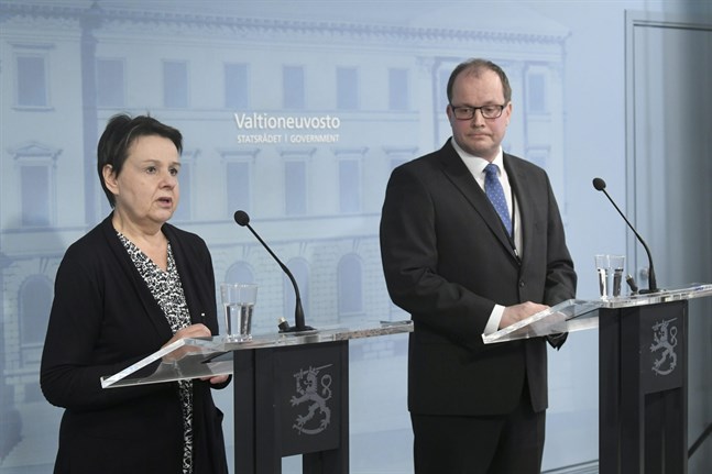 Social- och hälsovårdsministeriets kanslichef Kirsi Varhila och Tomi Lounema, verkställande direktör för Försörjningsberedskapscentralen, sade under en presskonferens på onsdagen att de kinesiska ansiktsmaskernas otillräckliga kvalitet var en besvikelse, men inte en helt oväntad sådan.