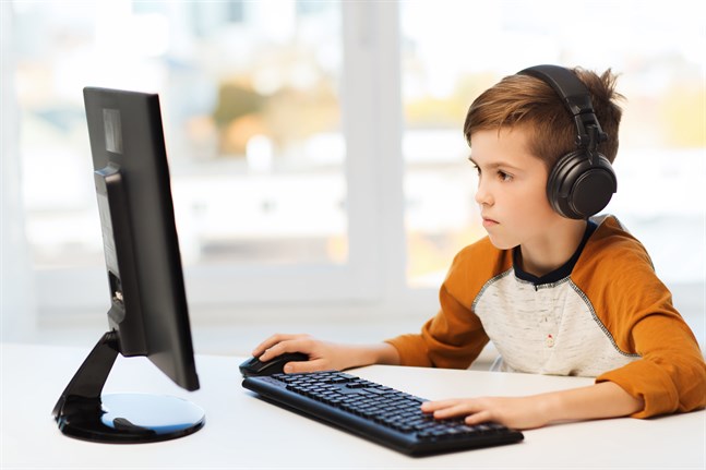 Många elever saknar den struktur som en i lektioner indelad skoldag ger. Hem och Skola vill därför att alla lärare närvarar eller är digitalt tillgängliga under en pågående lektion.