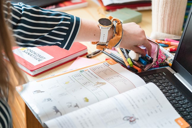 Skola på distans fungerar bra. Det visar HSS Medias enkät till föräldrar och lärare.