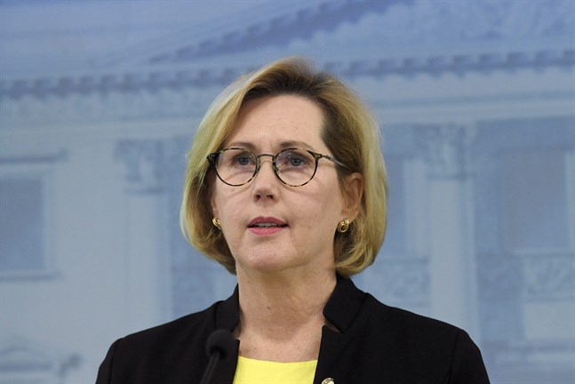 Arbetsminister Tuula Haatainens håller en pressinformation under långfredagen.