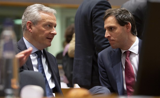 Frankrikes Bruno Le Maire (till vänster) och Nederländernas Wopke Hoekstra (till höger) är två av huvudpersonerna när EU-ländernas finansministrar försöker enas om stödpaket kring coronapandemin. Arkivfoto.