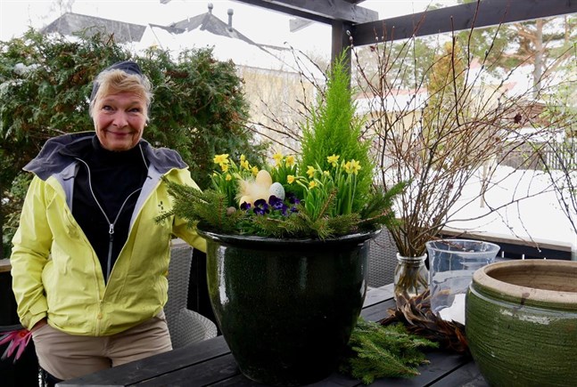 Elisabeth Orlo, trädgårdsplanerare, önskar att fler skulle utnyttja sin balkong och terrass för växtlighet i olika former. Nyttoväxter och blommor kan bra blandas i stora krukor så länge de har samma behov av vatten och ljus.