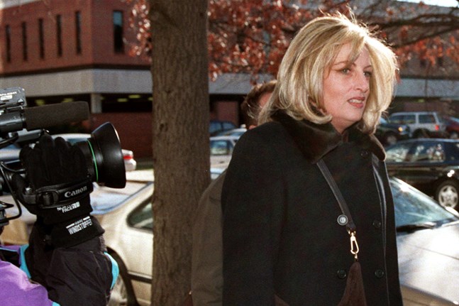 Linda Tripp på väg mot utfrågning av FBI 1998.