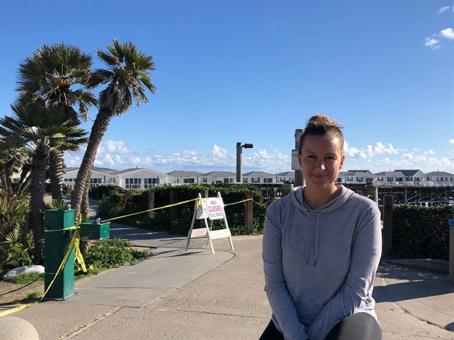 Alexandra Ahlstedt från Malax befinner sig i San Diego i USA. Bryter man mot restriktionerna riskerar man 500 dollar i böter.