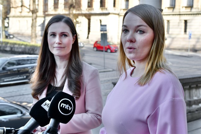 Statsminister Sanna Marin (SDP) och finansminister Katri Kulmuni (C) svarade på mediernas frågor under tilläggsbudgetsförhandlingarna i tisdags.