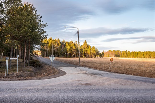 Risö delgeneralplan. Den omfattar ett drygt hundra hektar stort område som sträcker sig på bägge sidor om Södra Larsmovägen och genomskärs av Risövägen/Hannulavägen.