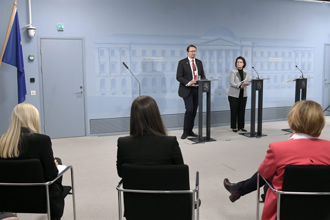 Ministrarna Maria Ohisalo, Sanna Marin och Anna-Maja Henriksson lyssnar till Mika Salminen från THL och Liisa-Maria Voipio-Pulkki från social- och hälsovårdsministeriet.