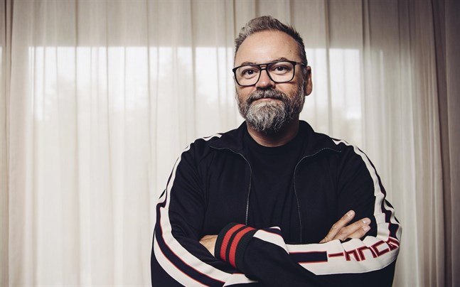 Programledaren Adam Alsing gick bort till följd av covid-19 i april i år.