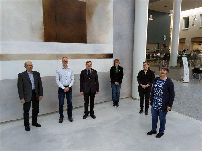 Bjarne Isakas, LC Pedersöre, Kimmo Kalliokoski, Pietarsaari Lions, Henry Marjamäki, LC Jakobstad, har nu överräckt intäkterna från vinterns välgörenhetskonsert. Mottagare är Kirsi Rundgren och Sara Löfs-Snellman, från diakonin och Carola Sundqvist, ordförande för Frida, fri från våld.