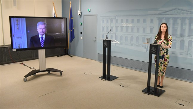 Statsminister Sanna Marin och per video president Sauli Niinistö.