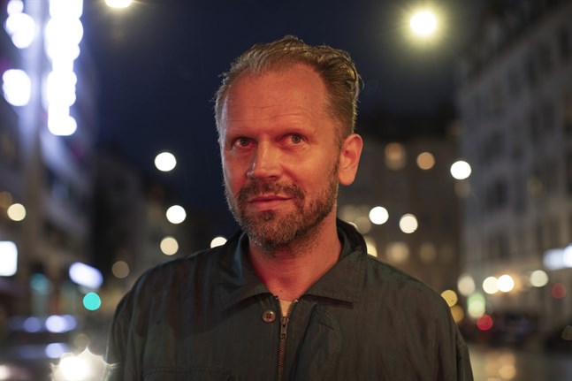 En majkväll 2017 stöter författaren Stefan Lindberg ihop med Mathias Splendor Johansson på en uteservering i Stockholm. Han har ett förflutet i en sekt. Det är upptakten i nya romanen "Splendor".