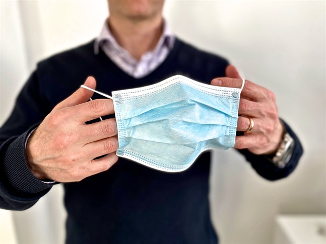 Munskydd bärs nu av många och det är snarare folk utan munskydd inomhus som får misstrogna blickar.