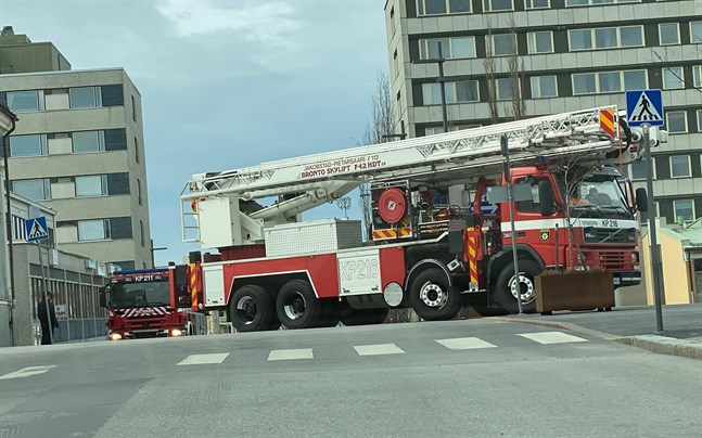 De övande branmännen tvingades backa fram och tillbaka tre gånger innan de kom igenom korsningen Köpmansgatan/Storgatan utan att välta trafikmärkena.