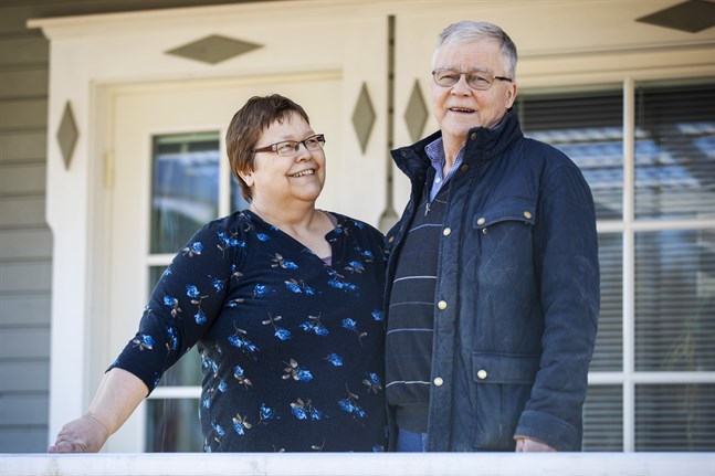 Ruth och John Fors är lyckliga och friska tillbaka hemma i Vörå. John, som vårdats för covid-19, hann till och med hem tidigare än Ruth, som försattes i två veckors karantän i Mariehamn.