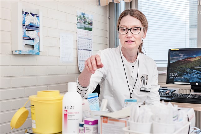 Johanna Gripenberg, smittskyddsläkare i Jakobstad, säger att alla måste nu hjälpas åt för att få bukt med smittan.