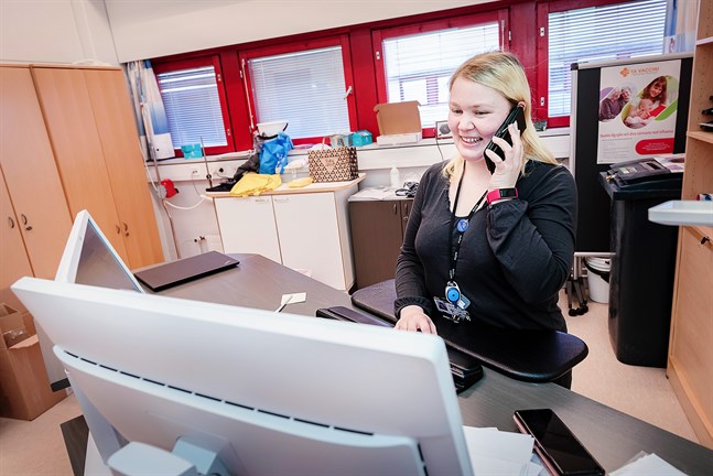 Smittskyddsskötare Suvi Rekilä jobbar med smittspårning och talar mycket i telefon i dessa tider. En bra intervjuteknik är viktig, konstaterar hon.
