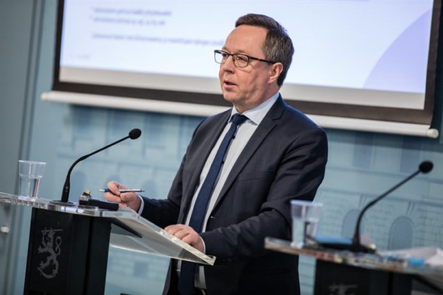 Näringsminister Mika Lintilä (C) tycker att man borde lätta på rekommendationerna som avråder från inrikesresor.