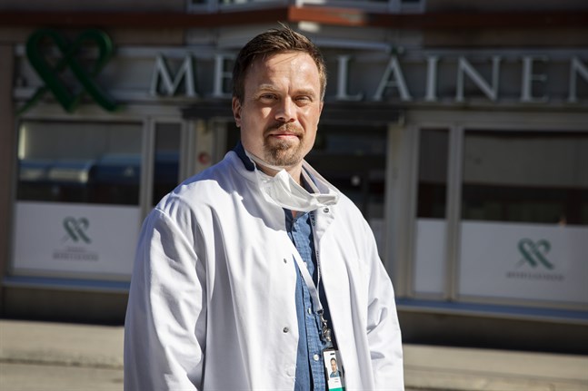 Tuomas Nyrhilä är ansvarig överläkare vid Mehiläinen i Vasa och berättar att de testar kring fem personer om dagen.