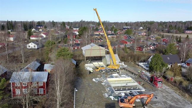 Vörå kommun vill öka intresset för att slå ner bopålarna i Vörå. Under våren byggdes parhus i Vörå centrum.